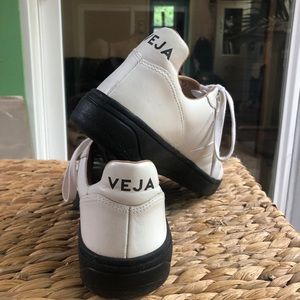 Veja v-10 rare white leather with black sole